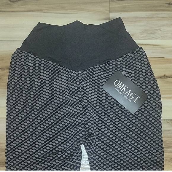 NWT 📦 Honeycomb Butt Scrunch Blk/Grey Capri Leggings - Picture 13 of 14